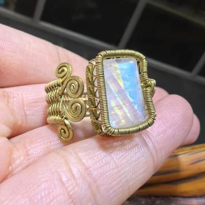 来自委内瑞拉国际友人手工绕丝工艺，月光石女款戒指，个性复古，指圈可调节！裸石尺寸:1.6*1.1cm