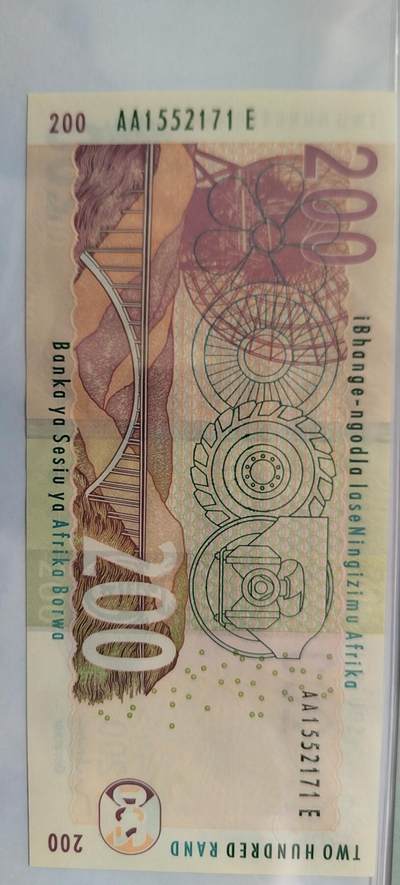 200兰特的花豹是南非最高值，经典的动物雕刻作品，这版为2005年发行，实钞很漂亮现在的行情入手一套