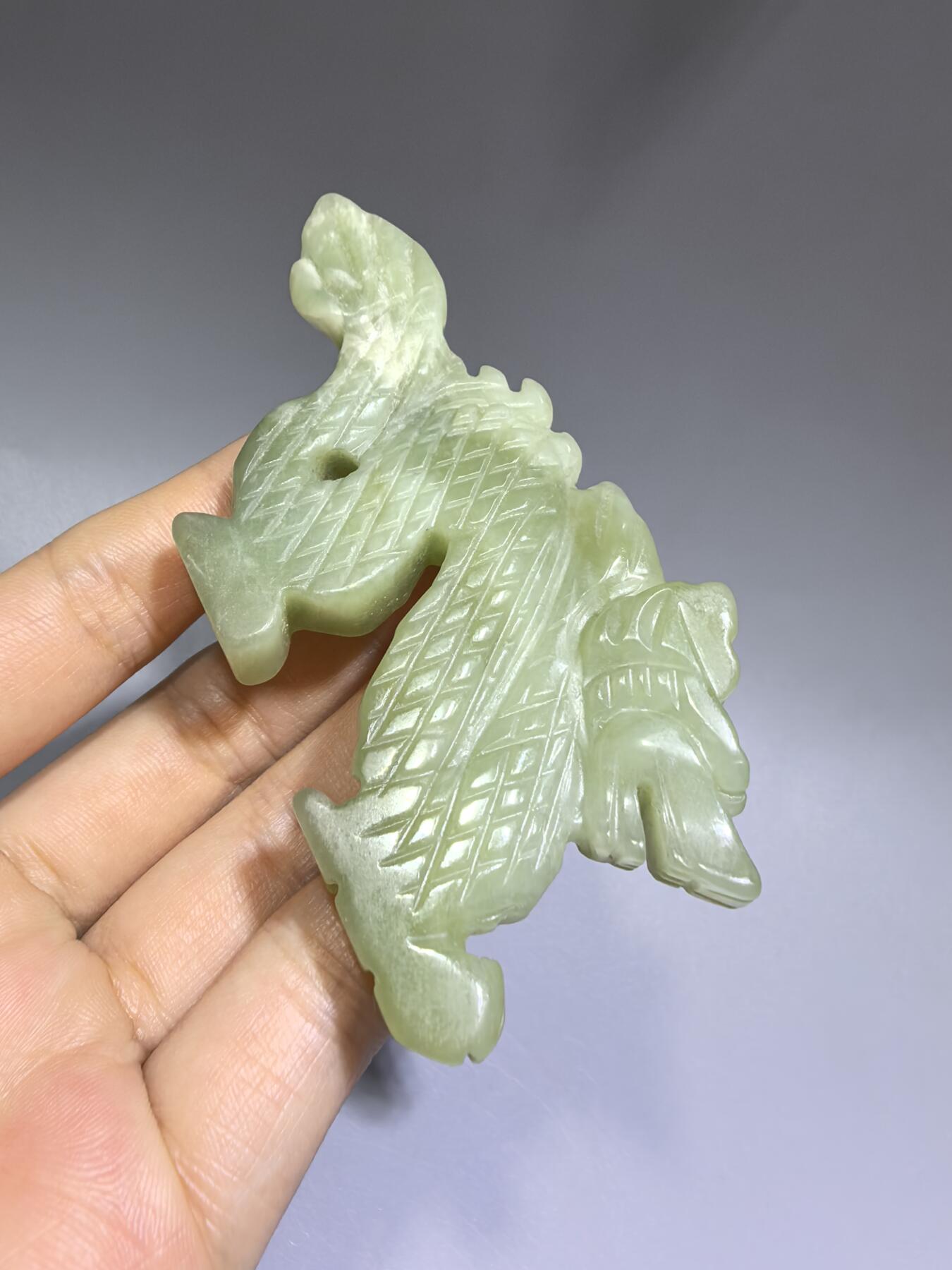 老岫玉祥龙配饰，包浆浑厚。可做手把件挂件。全品如图。尺寸:长9.42*45.7*9.6cm