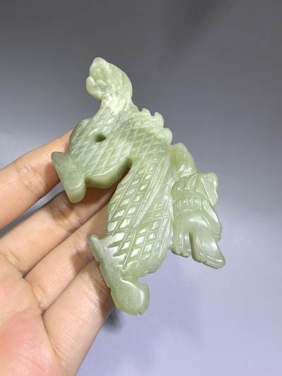 老岫玉祥龙配饰，包浆浑厚。可做手把件挂件。全品如图。尺寸:长9.42*45.7*9.6cm