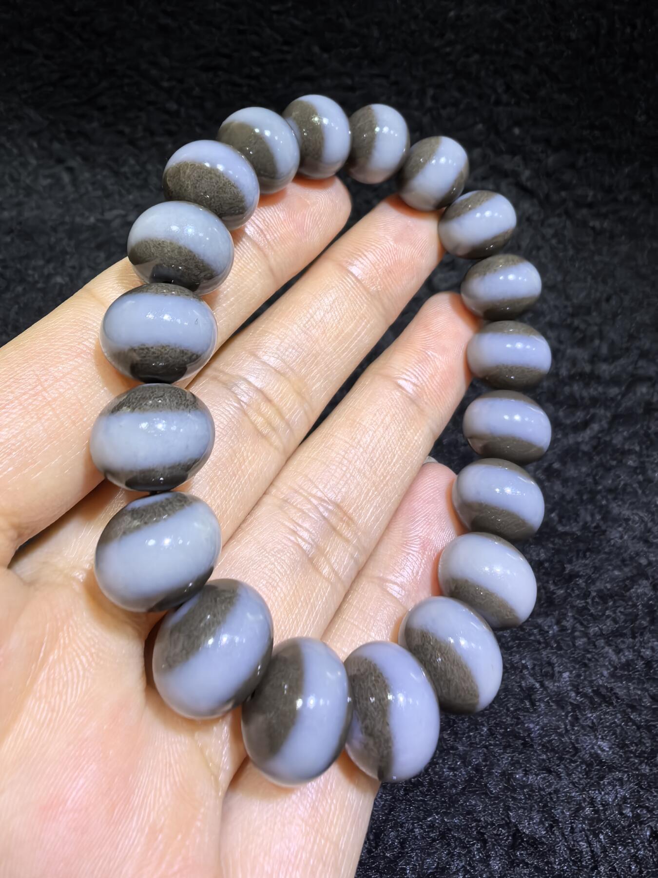 新疆和田且末糖料一线佛珠手串男女款，纯天然糖白相间，玉质油润细腻老熟，佩戴个性独特。尺寸：1.2cm*1.0cm克重：43.78g