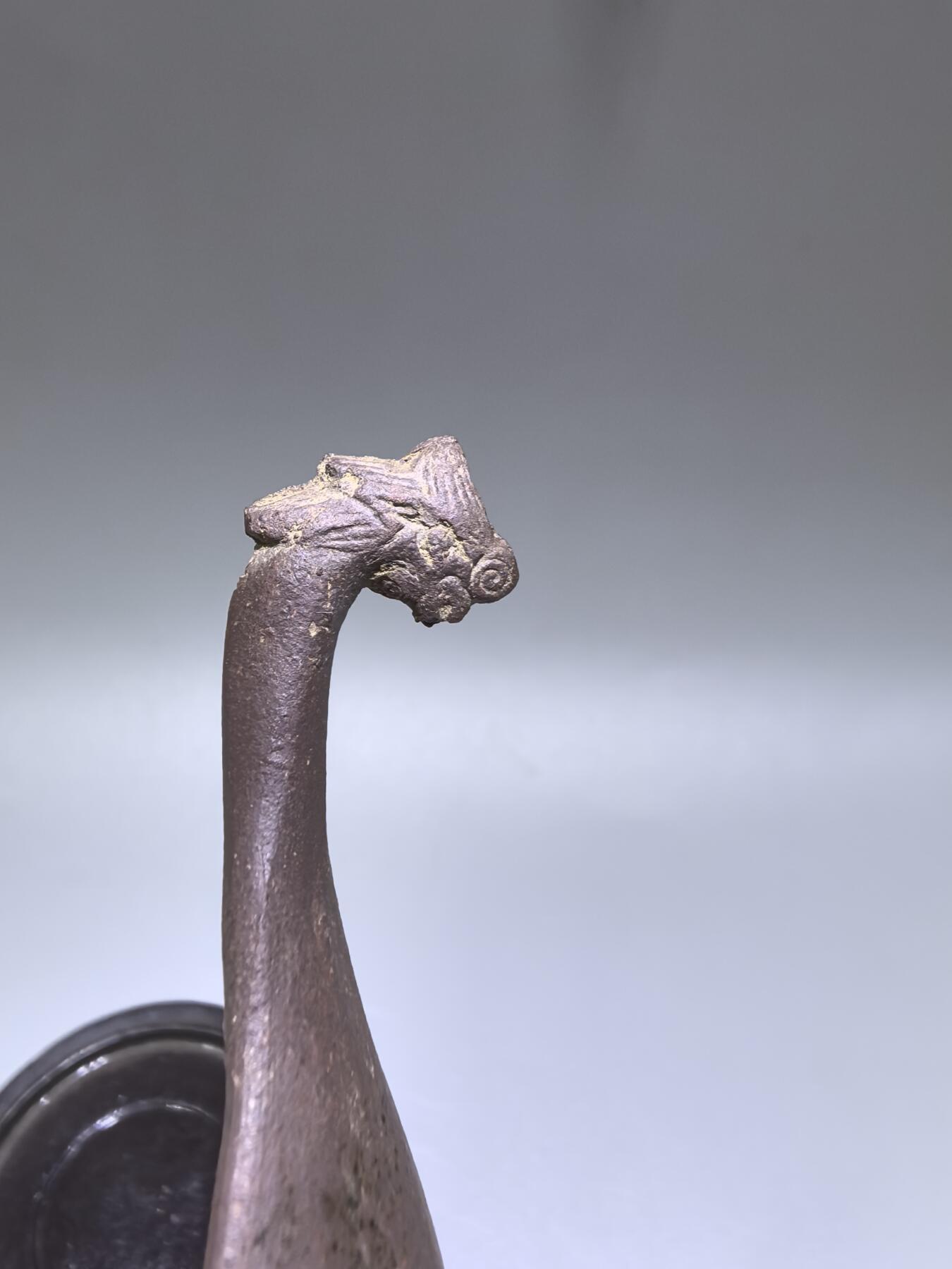 紫砂凤头勺是明代至清代流行的食具造型特征紫砂凤头勺通常为凤首造型，勺柄雕刻凤凰头部形象，尾部延伸为勺柄，整体造型融合了传统凤纹装饰与紫砂工艺。尺寸：9cm*4.5cm