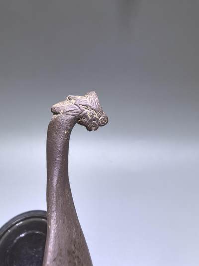 紫砂凤头勺是明代至清代流行的食具造型特征紫砂凤头勺通常为凤首造型，勺柄雕刻凤凰头部形象，尾部延伸为勺柄，整体造型融合了传统凤纹装饰与紫砂工艺。尺寸：9cm*4.5cm