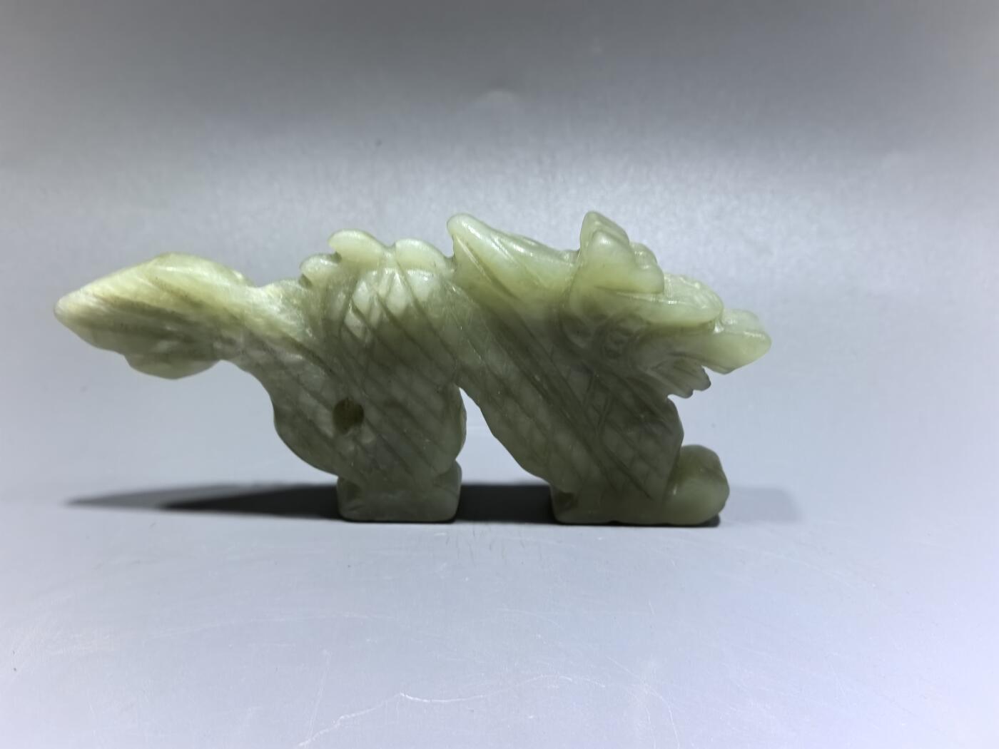 老岫玉祥龙配饰，包浆浑厚。可做手把件挂件。全品如图。尺寸:长9.42*45.7*9.6cm