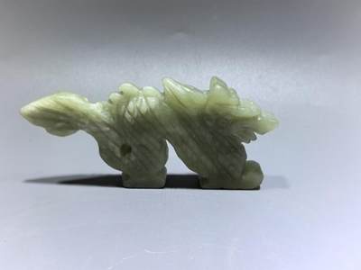 老岫玉祥龙配饰，包浆浑厚。可做手把件挂件。全品如图。尺寸:长9.42*45.7*9.6cm