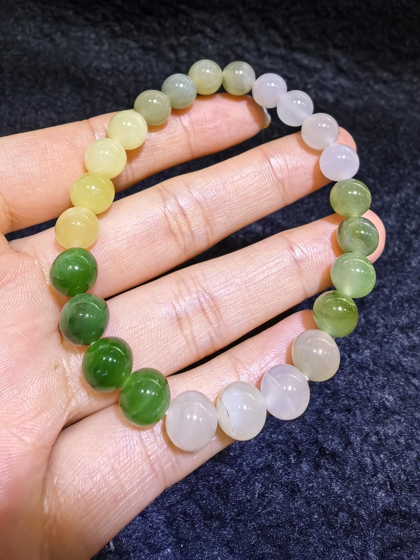 新疆和田玉多宝手串女款，碧玉、黄口料、白玉，荔枝冻，鸭蛋青，因纯天然个别珠体微纹理，棉絮，矿点等，介意勿扰，超高性比价。尺寸：0.8cm克重：19g谢绝议价。邮费自理！