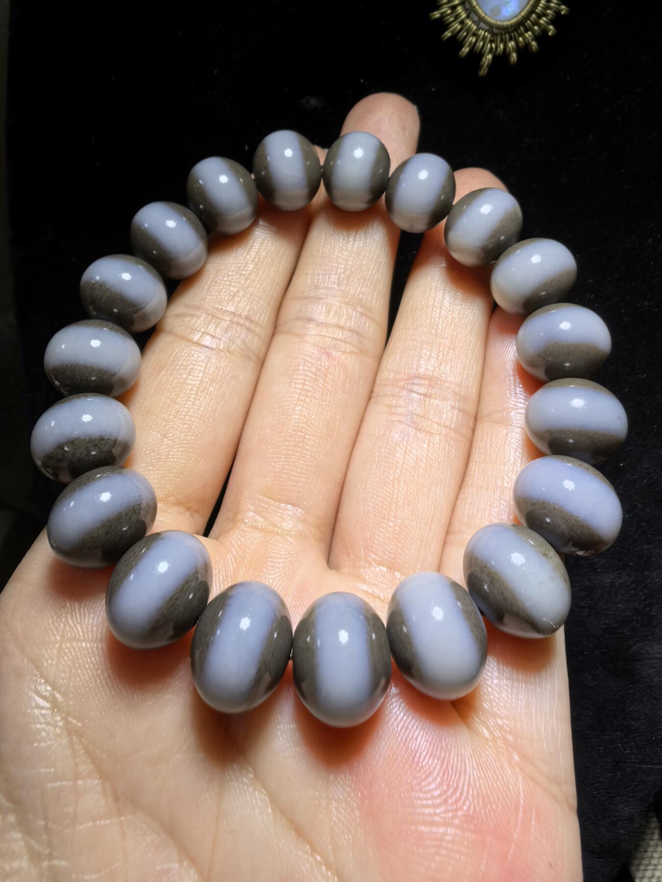 新疆和田且末糖料一线佛珠手串男女款，纯天然糖白相间，玉质油润细腻老熟，佩戴个性独特。尺寸：1.2cm*1.0cm克重：43.78g