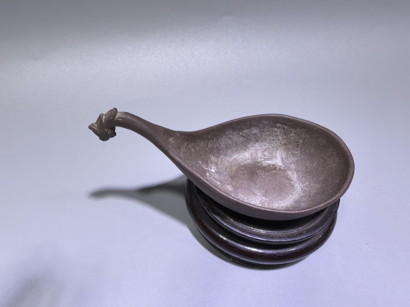 紫砂凤头勺是明代至清代流行的食具造型特征紫砂凤头勺通常为凤首造型，勺柄雕刻凤凰头部形象，尾部延伸为勺柄，整体造型融合了传统凤纹装饰与紫砂工艺。尺寸：9cm*4.5cm