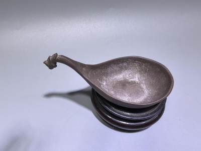 紫砂凤头勺是明代至清代流行的食具造型特征紫砂凤头勺通常为凤首造型，勺柄雕刻凤凰头部形象，尾部延伸为勺柄，整体造型融合了传统凤纹装饰与紫砂工艺。尺寸：9cm*4.5cm