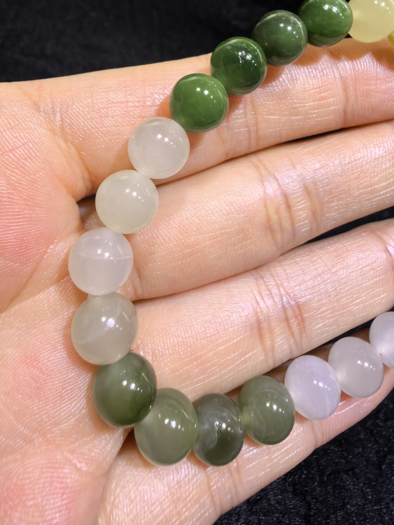 新疆和田玉多宝手串女款，碧玉、黄口料、白玉，荔枝冻，鸭蛋青，因纯天然个别珠体微纹理，棉絮，矿点等，介意勿扰，超高性比价。尺寸：0.8cm克重：19g谢绝议价。邮费自理！