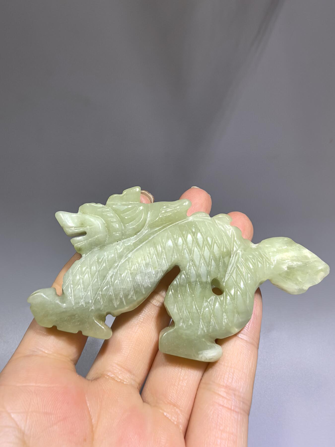 老岫玉祥龙配饰，包浆浑厚。可做手把件挂件。全品如图。尺寸:长9.42*45.7*9.6cm