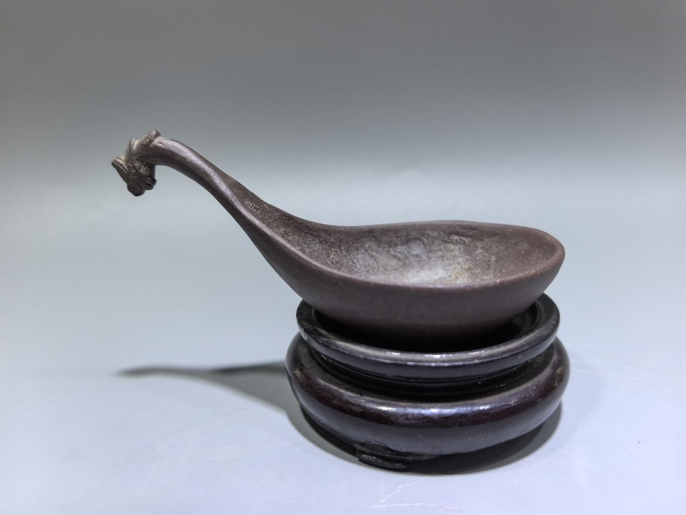 紫砂凤头勺是明代至清代流行的食具造型特征紫砂凤头勺通常为凤首造型，勺柄雕刻凤凰头部形象，尾部延伸为勺柄，整体造型融合了传统凤纹装饰与紫砂工艺。尺寸：9cm*4.5cm