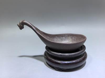 紫砂凤头勺是明代至清代流行的食具造型特征紫砂凤头勺通常为凤首造型，勺柄雕刻凤凰头部形象，尾部延伸为勺柄，整体造型融合了传统凤纹装饰与紫砂工艺。尺寸：9cm*4.5cm