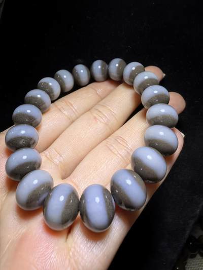 新疆和田且末糖料一线佛珠手串男女款，纯天然糖白相间，玉质油润细腻老熟，佩戴个性独特。尺寸：1.2cm*1.0cm克重：43.78g