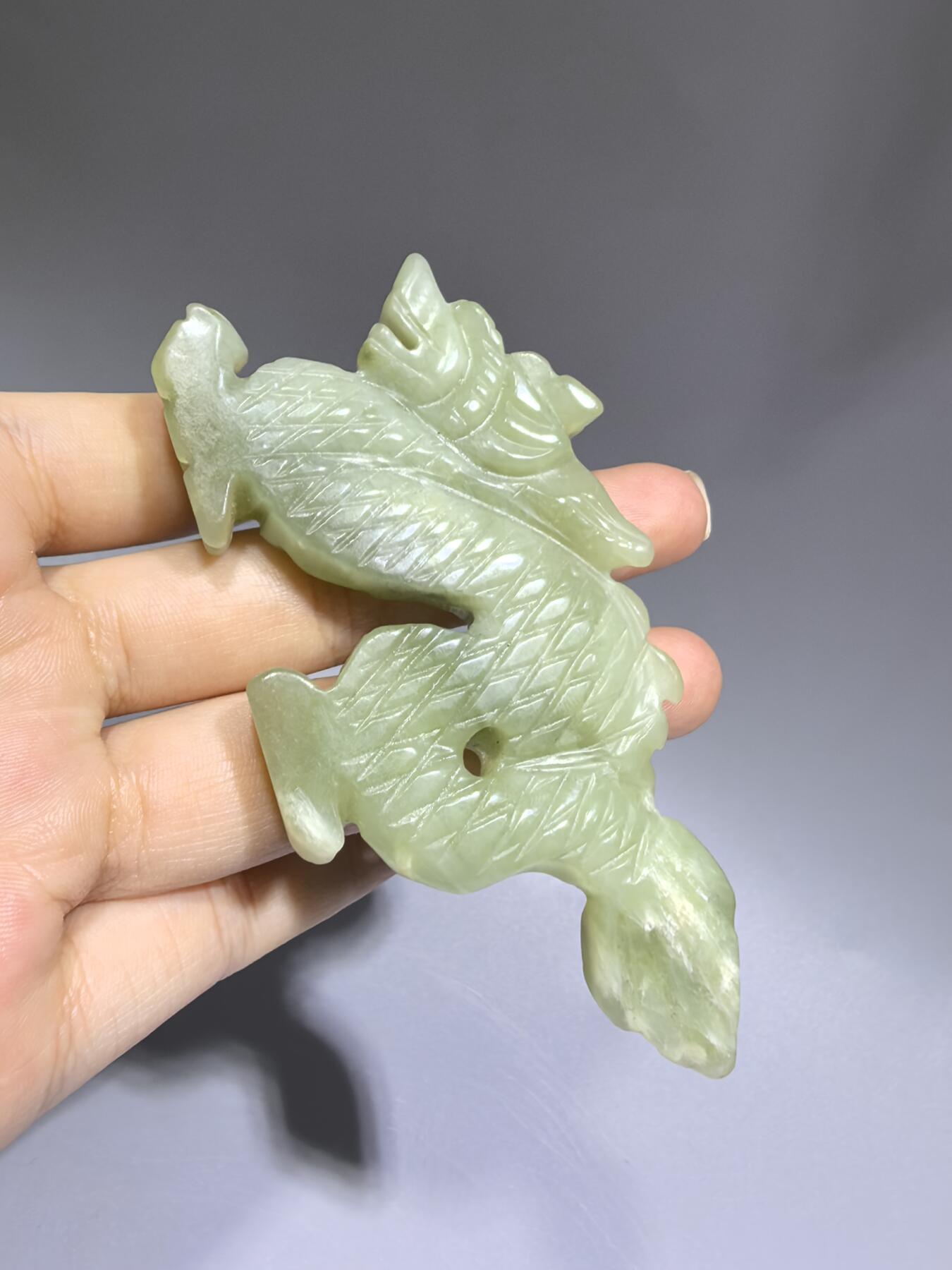 老岫玉祥龙配饰，包浆浑厚。可做手把件挂件。全品如图。尺寸:长9.42*45.7*9.6cm