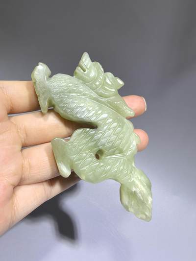 老岫玉祥龙配饰，包浆浑厚。可做手把件挂件。全品如图。尺寸:长9.42*45.7*9.6cm