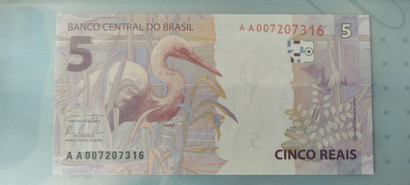 5雷亚尔的背面是大白鹭，巴西湿地常见鸟类。
10雷亚尔背面的红绿金刚鹦鹉是亚马逊雨林标志性物种。