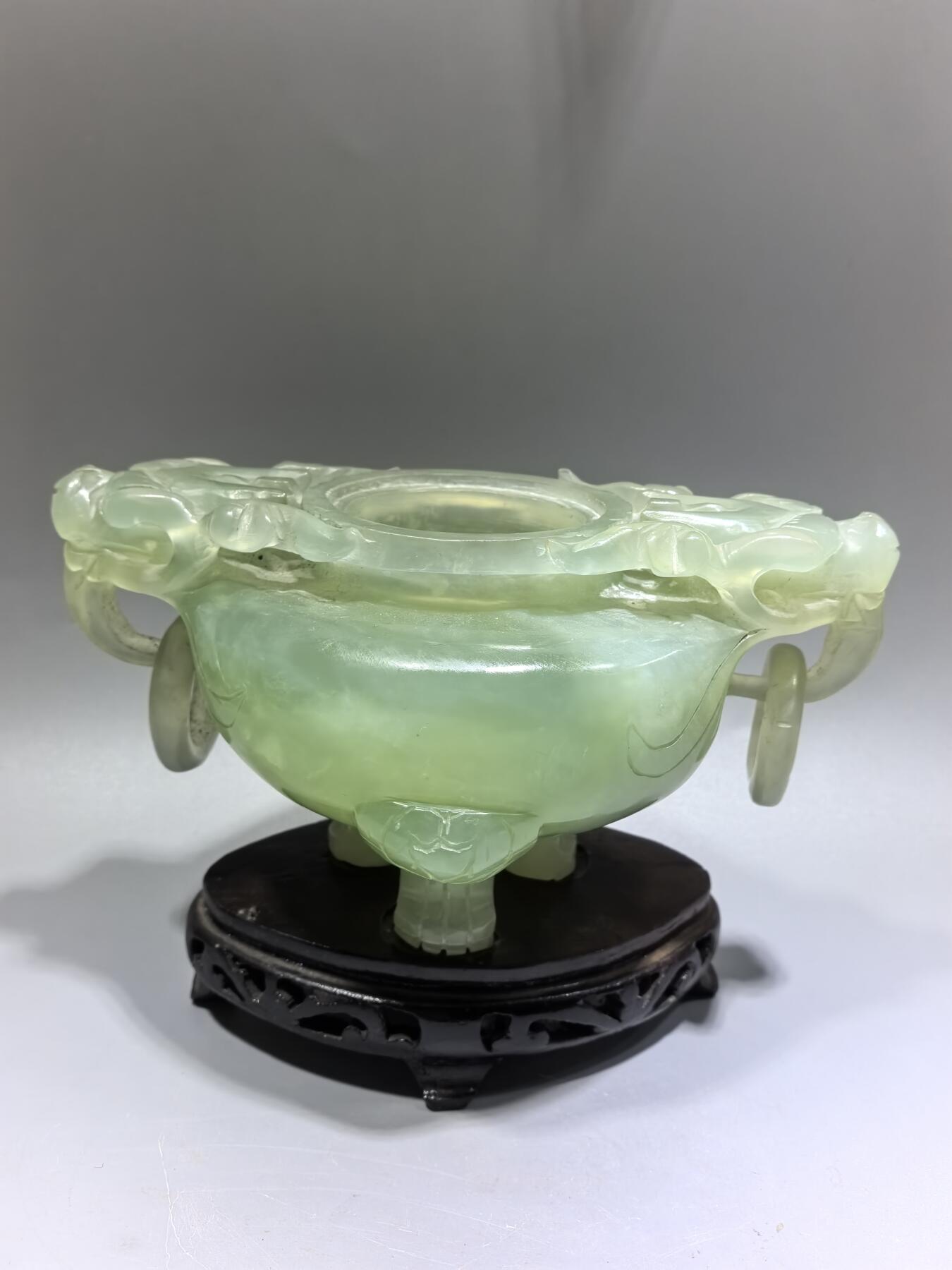 创汇时期出品，北京玉器二厂懋隆商店，岫玉三足龙头香炉摆件，尺寸：高含底座11cm*长15.5cm*宽约9.5cm
