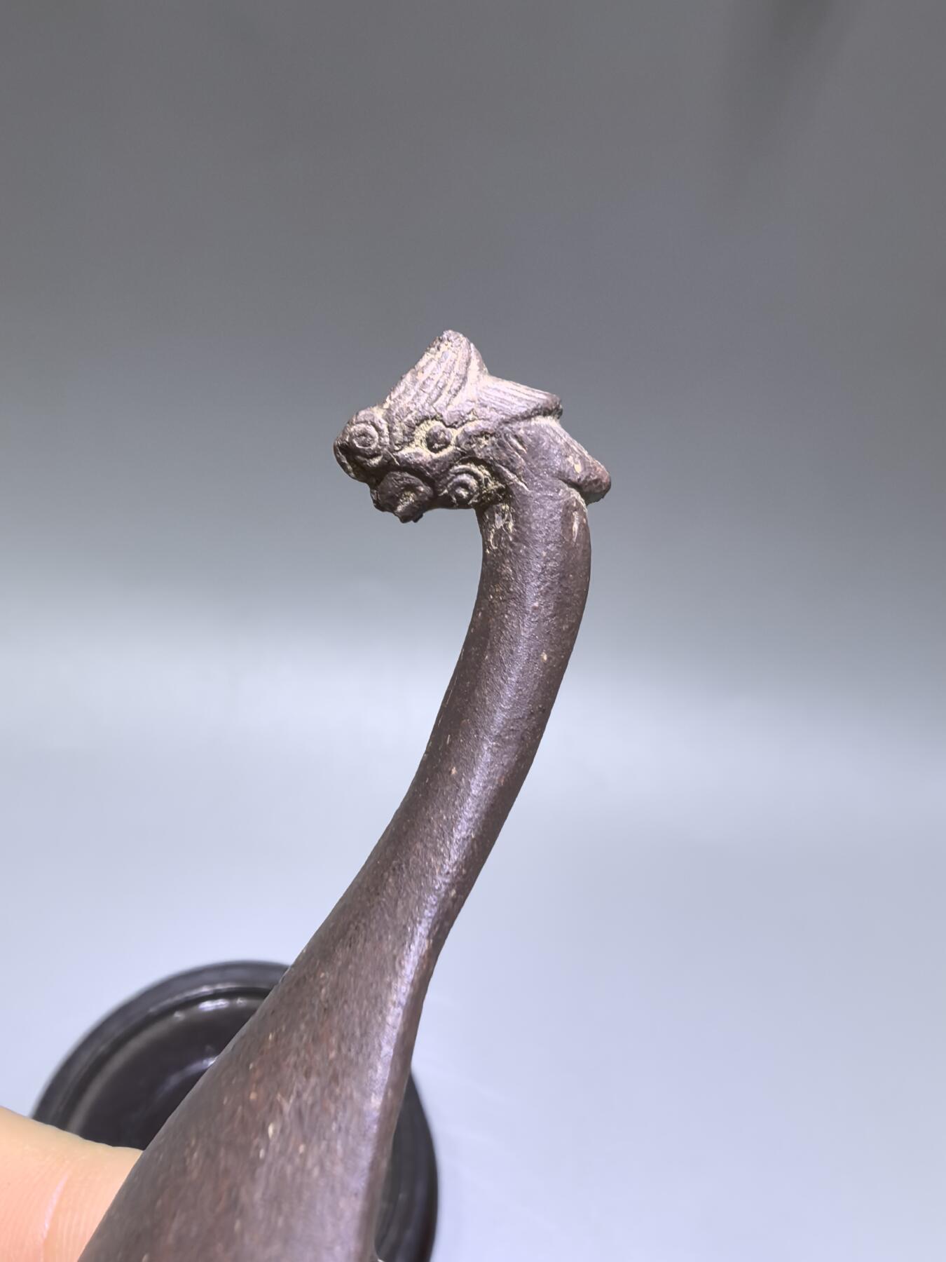 紫砂凤头勺是明代至清代流行的食具造型特征紫砂凤头勺通常为凤首造型，勺柄雕刻凤凰头部形象，尾部延伸为勺柄，整体造型融合了传统凤纹装饰与紫砂工艺。尺寸：9cm*4.5cm