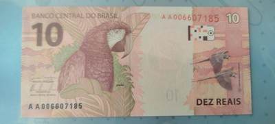 5雷亚尔的背面是大白鹭，巴西湿地常见鸟类。
10雷亚尔背面的红绿金刚鹦鹉