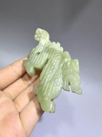 老岫玉祥龙配饰，包浆浑厚。可做手把件挂件。全品如图。尺寸:长9.42*45.7*9.6cm