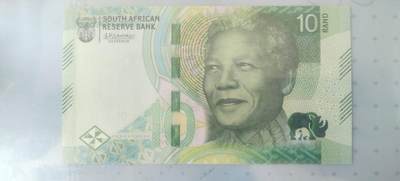 正面：曼德拉头像、头像两侧的微缩文字取自南非宪法序言、英文行名和国徽背面：两头白犀牛、南非荷兰语行名