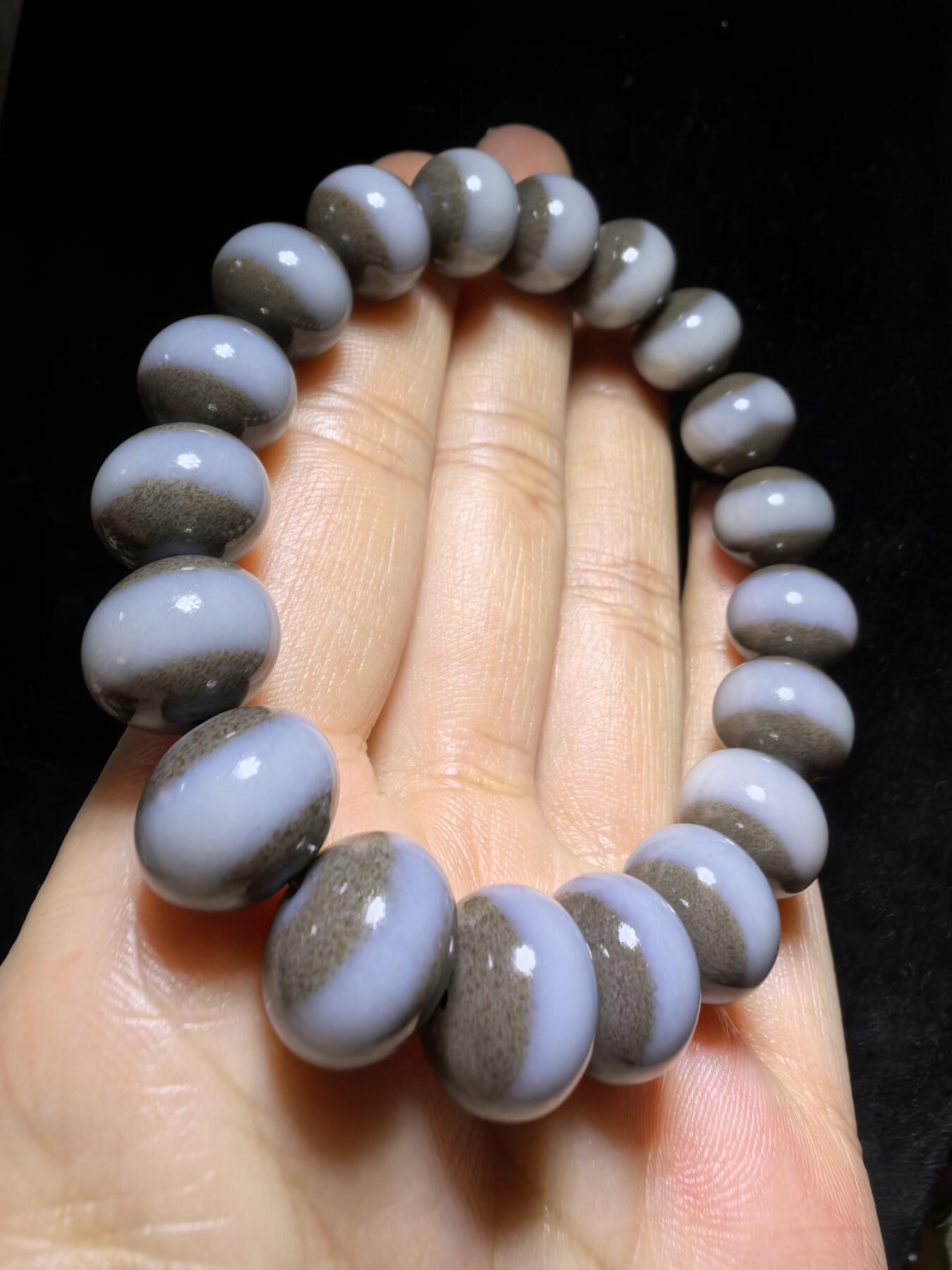 新疆和田且末糖料一线佛珠手串男女款，纯天然糖白相间，玉质油润细腻老熟，佩戴个性独特。尺寸：1.2cm*1.0cm克重：43.78g