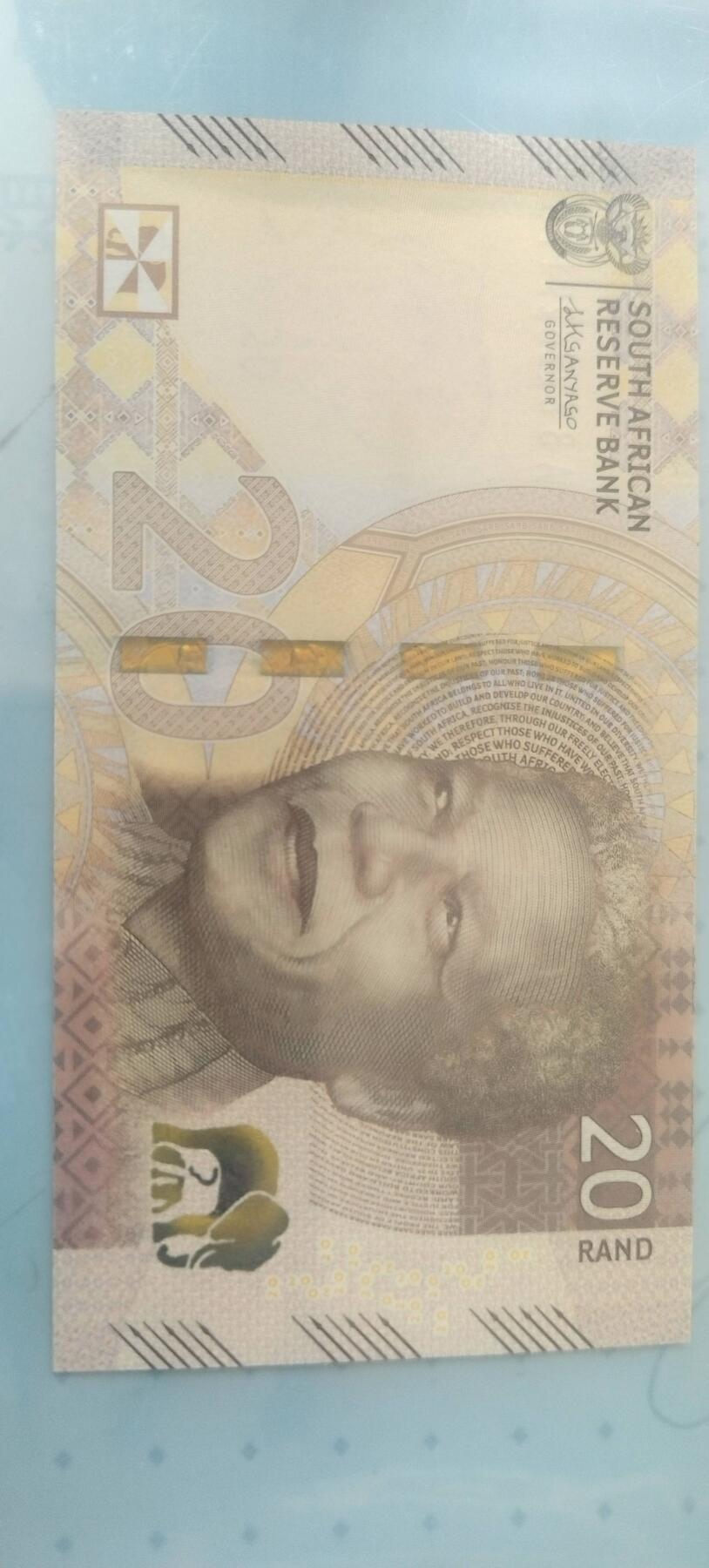 正面曼德拉头像、头像两侧的微缩文字取自南非宪法序言、英文行名和国徽背面：三头非洲象、茨瓦纳语行名。