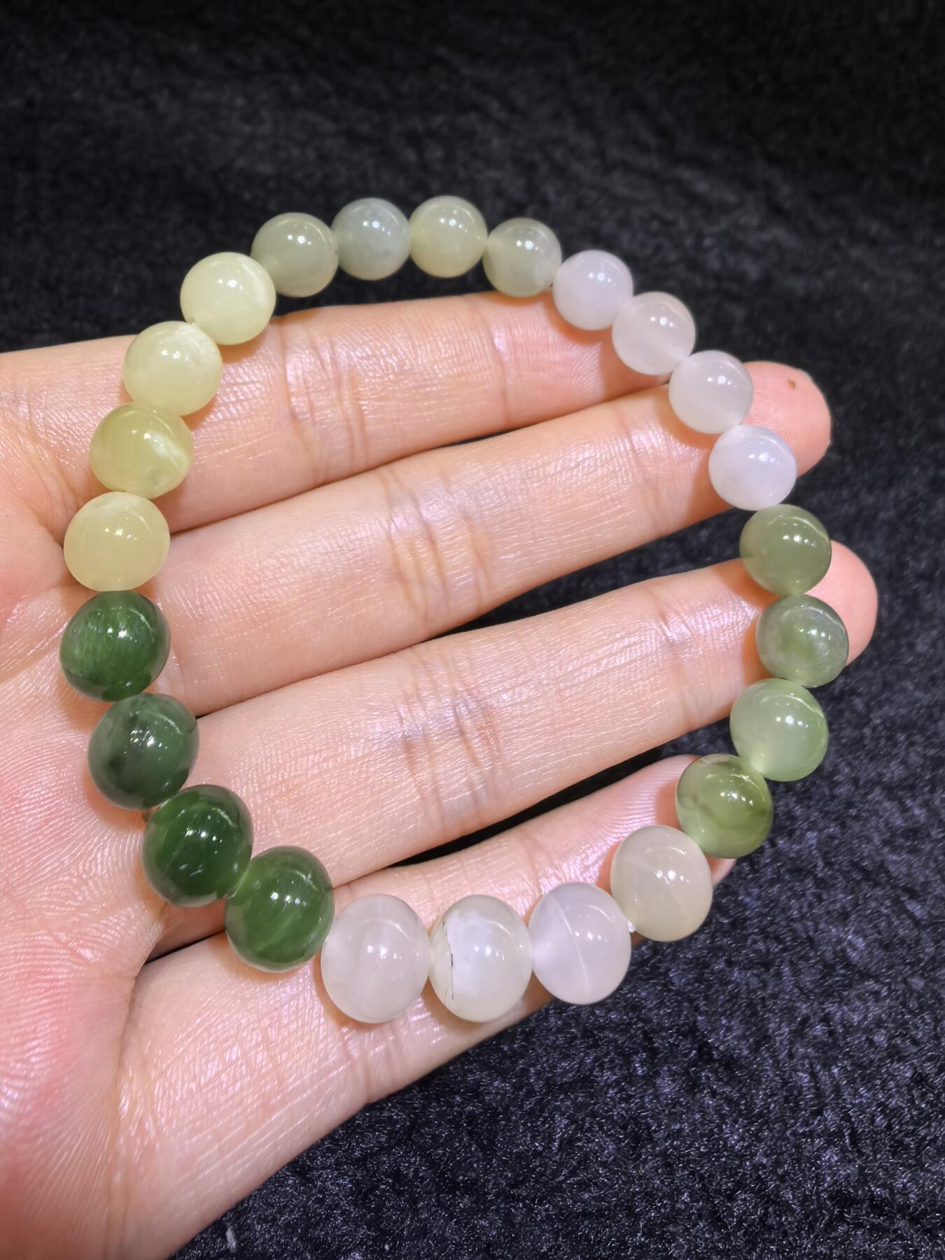 新疆和田玉多宝手串女款，碧玉、黄口料、白玉，荔枝冻，鸭蛋青，因纯天然个别珠体微纹理，棉絮，矿点等，介意勿扰，超高性比价。尺寸：0.8cm克重：19g谢绝议价。邮费自理！