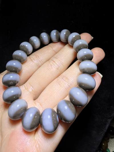 新疆和田且末糖料一线佛珠手串男女款，纯天然糖白相间，玉质油润细腻老熟，佩戴个性独特。尺寸：1.2cm*1.0cm克重：43.78g