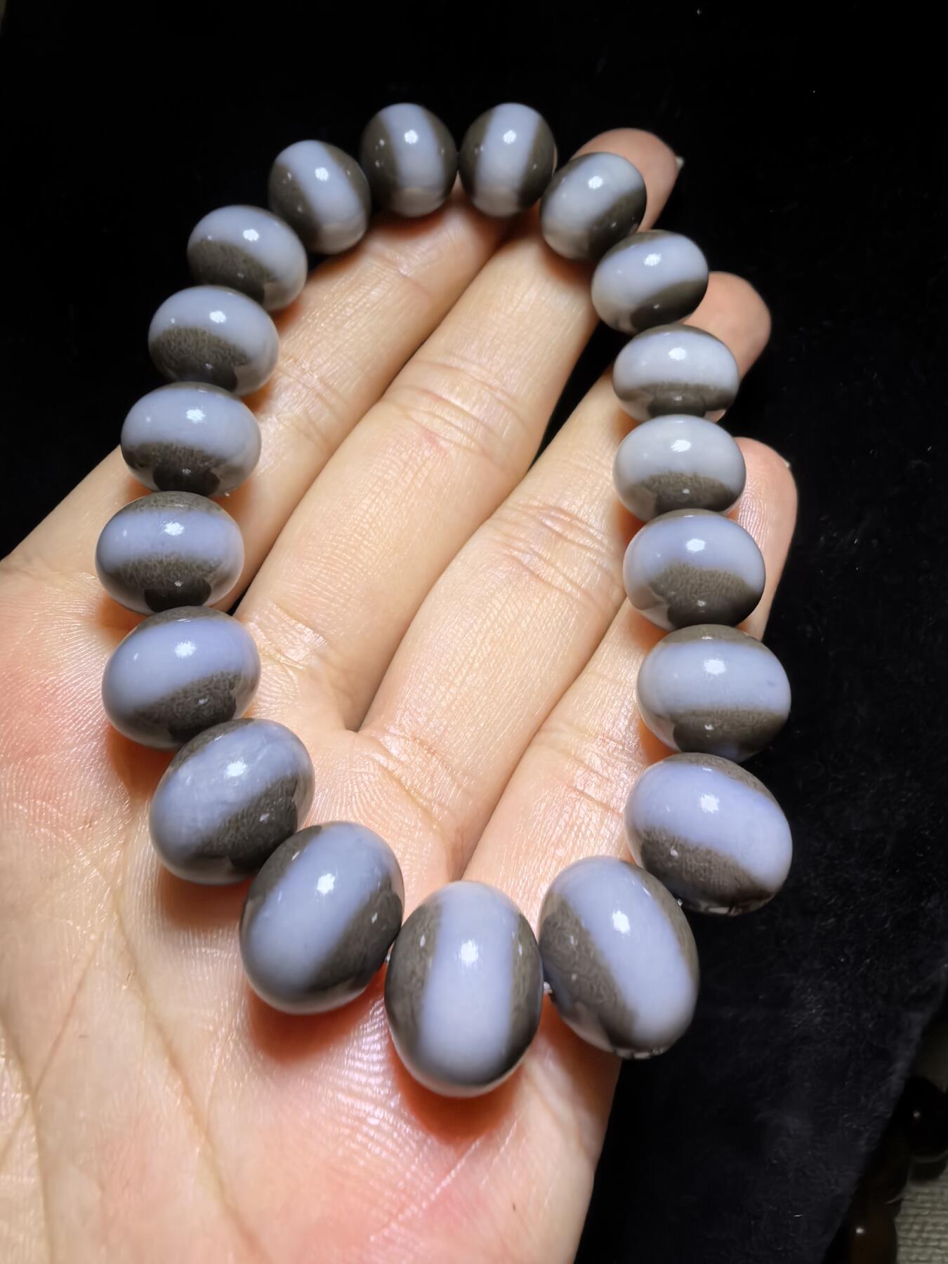 新疆和田且末糖料一线佛珠手串男女款，纯天然糖白相间，玉质油润细腻老熟，佩戴个性独特。尺寸：1.2cm*1.0cm克重：43.78g