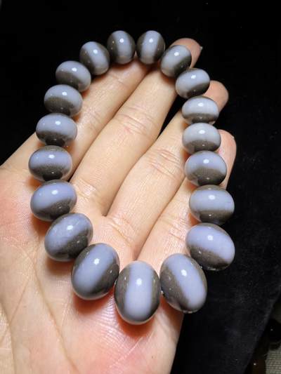 新疆和田且末糖料一线佛珠手串男女款，纯天然糖白相间，玉质油润细腻老熟，佩戴个性独特。尺寸：1.2cm*1.0cm克重：43.78g