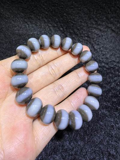 新疆和田且末糖料一线佛珠手串男女款，纯天然糖白相间，玉质油润细腻老熟，佩戴个性独特。尺寸：1.2cm*1.0cm克重：43.78g