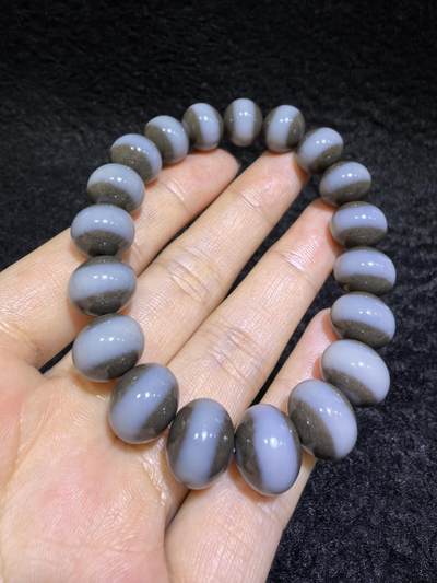 新疆和田且末糖料一线佛珠手串男女款，纯天然糖白相间，玉质油润细腻老熟，佩戴个性独特。尺寸：1.2cm*1.0cm克重：43.78g