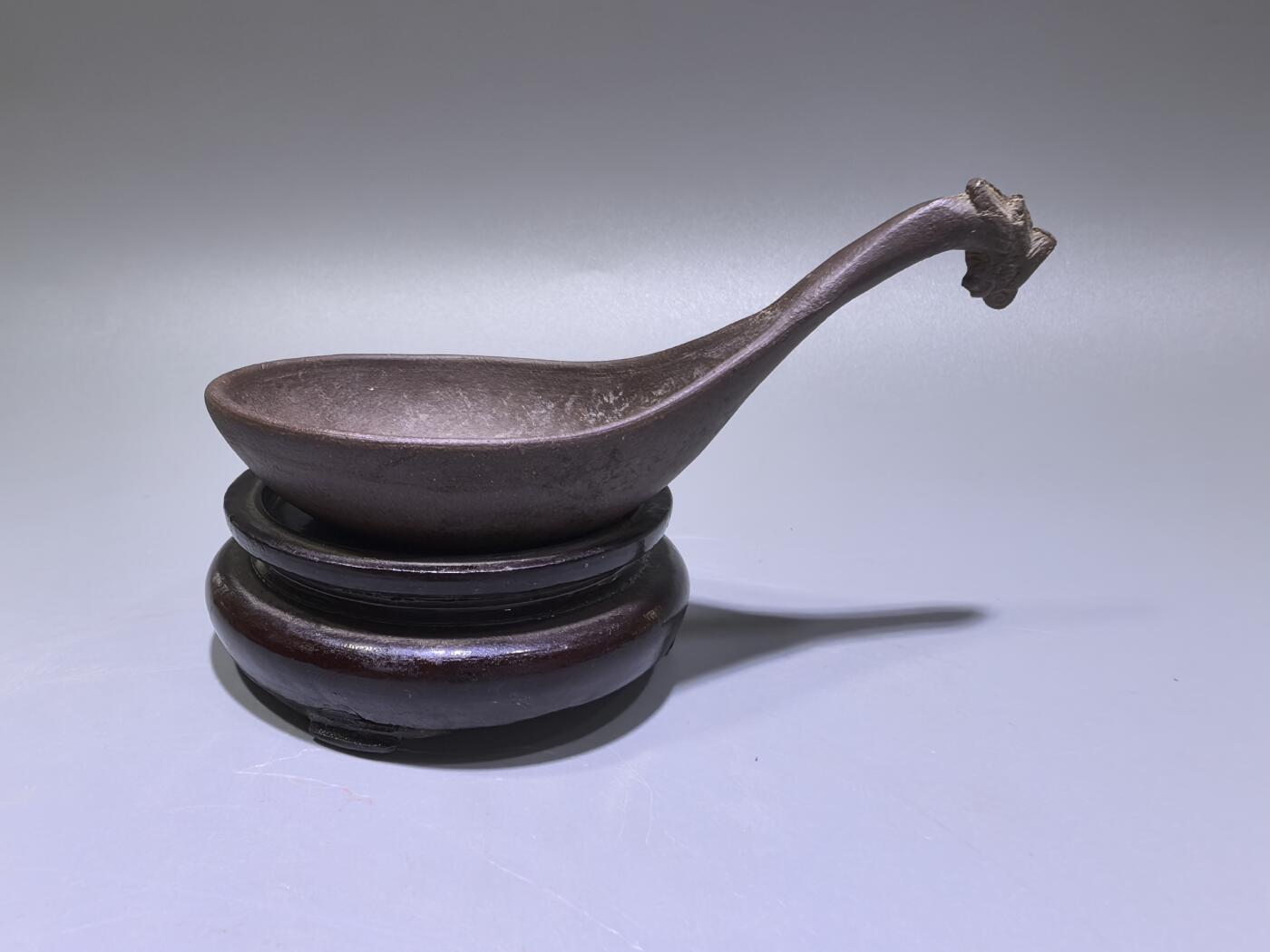 紫砂凤头勺是明代至清代流行的食具造型特征紫砂凤头勺通常为凤首造型，勺柄雕刻凤凰头部形象，尾部延伸为勺柄，整体造型融合了传统凤纹装饰与紫砂工艺。尺寸：9cm*4.5cm