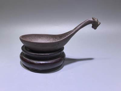 紫砂凤头勺是明代至清代流行的食具造型特征紫砂凤头勺通常为凤首造型，勺柄雕刻凤凰头部形象，尾部延伸为勺柄，整体造型融合了传统凤纹装饰与紫砂工艺。尺寸：9cm*4.5cm