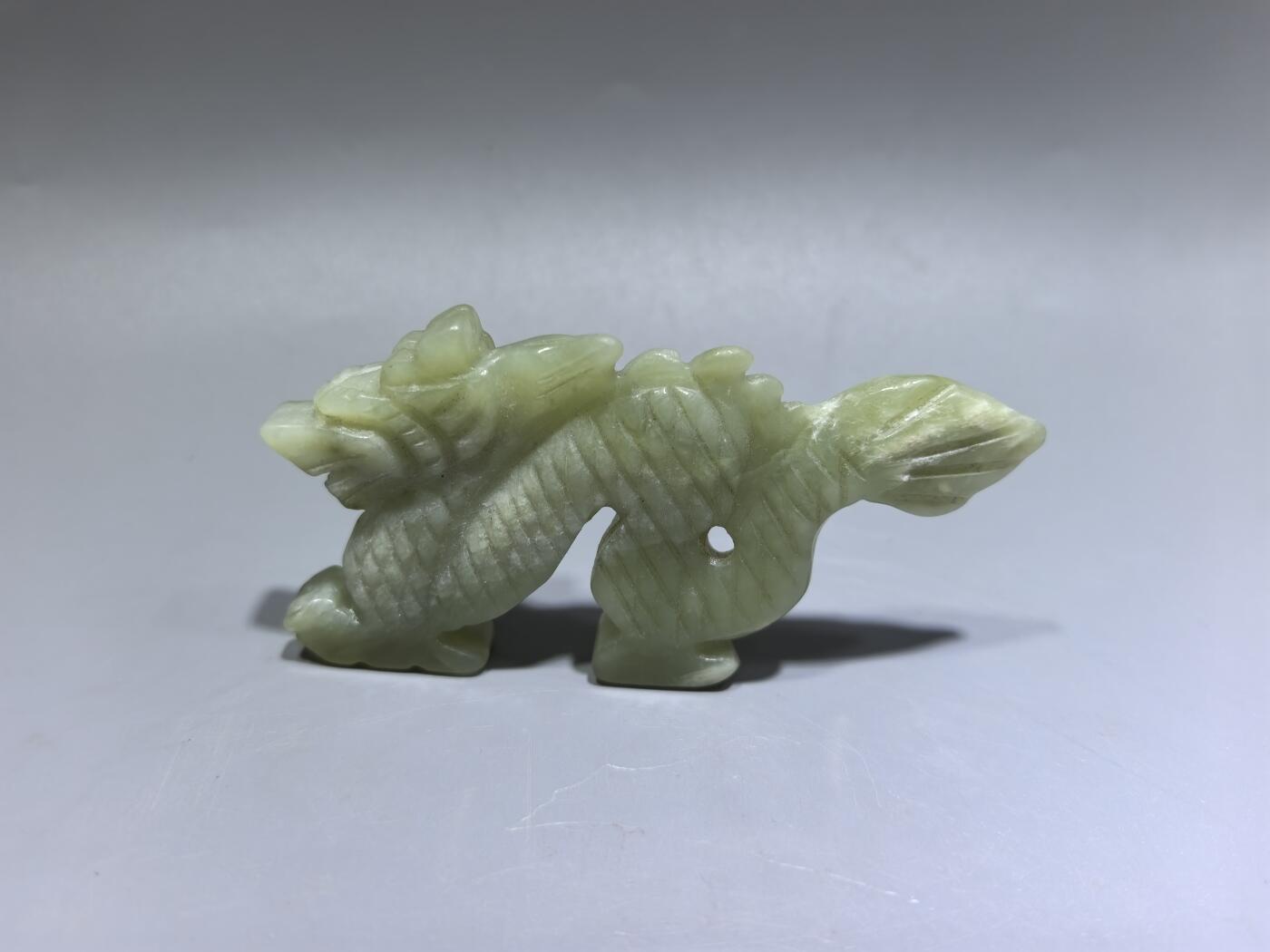 老岫玉祥龙配饰，包浆浑厚。可做手把件挂件。全品如图。尺寸:长9.42*45.7*9.6cm