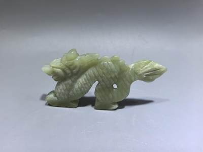 老岫玉祥龙配饰，包浆浑厚。可做手把件挂件。全品如图。尺寸:长9.42*45.7*9.6cm