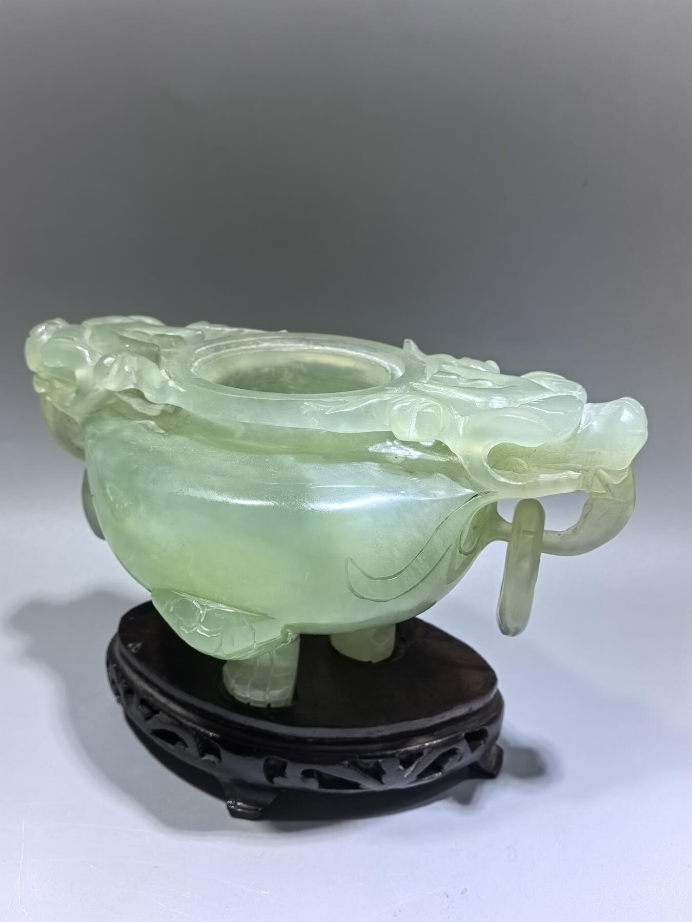 创汇时期出品，北京玉器二厂懋隆商店，岫玉三足龙头香炉摆件，尺寸：高含底座11cm*长15.5cm*宽约9.5cm