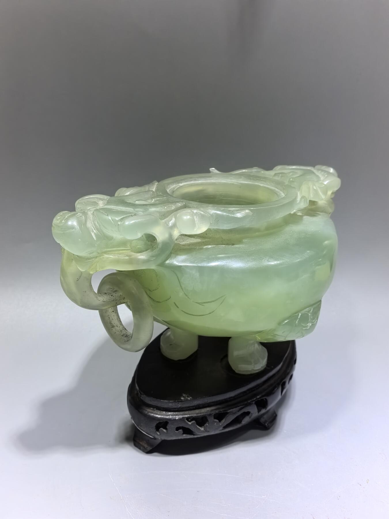 创汇时期出品，北京玉器二厂懋隆商店，岫玉三足龙头香炉摆件，尺寸：高含底座11cm*长15.5cm*宽约9.5cm