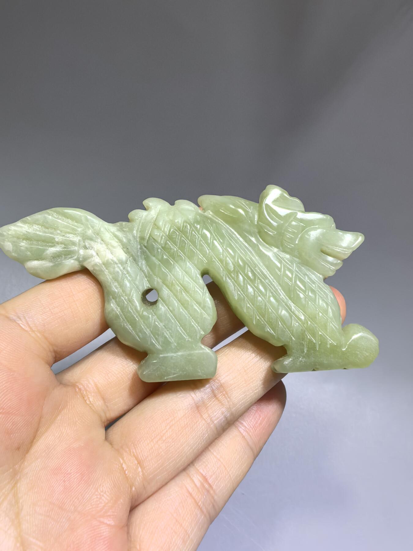 老岫玉祥龙配饰，包浆浑厚。可做手把件挂件。全品如图。尺寸:长9.42*45.7*9.6cm