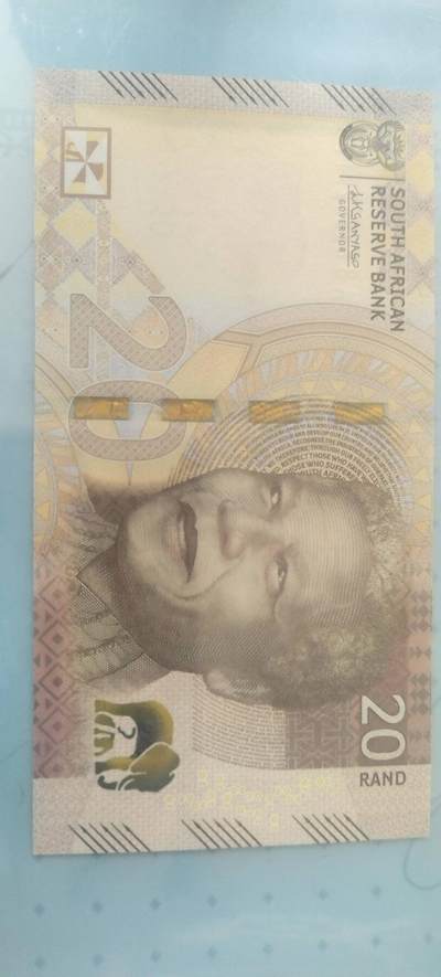 正面曼德拉头像、头像两侧的微缩文字取自南非宪法序言、英文行名和国徽背面：三头非洲象、茨瓦纳语行名。