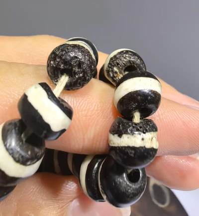 旧藏一线药师佛珠手串项链男女款，老掉牙，包浆浑厚，个别蜂窝状结构可见取药坑，风化纹等。尺寸:0.8cm*0.7cm