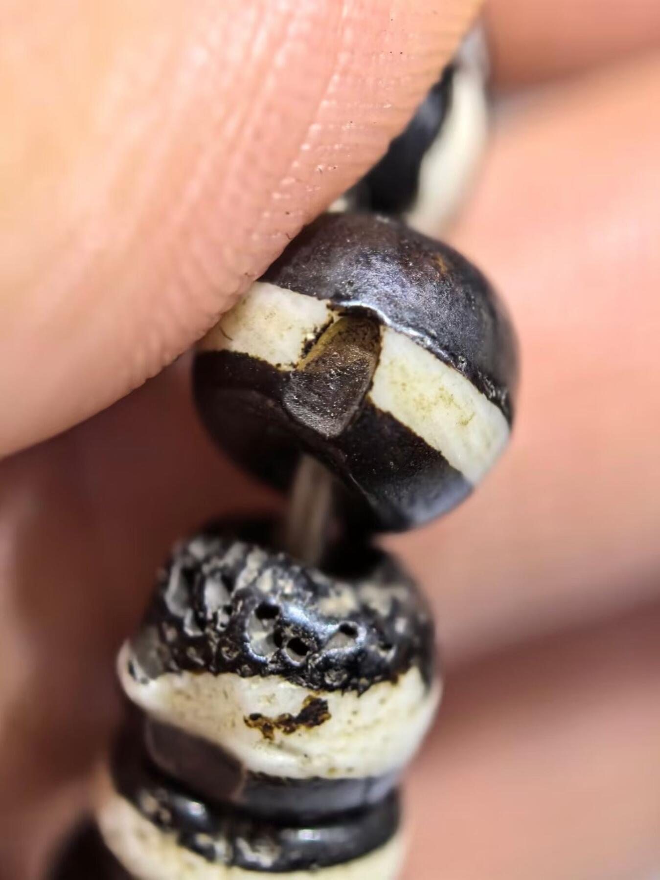 旧藏一线药师佛珠手串项链男女款，老掉牙，包浆浑厚，个别蜂窝状结构可见取药坑，风化纹等。尺寸:0.8cm*0.7cm