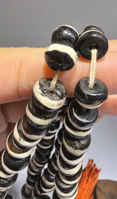 旧藏一线药师佛珠手串项链男女款，老掉牙，包浆浑厚，个别蜂窝状结构可见取药坑，风化纹等。尺寸:0.8cm*0.7cm