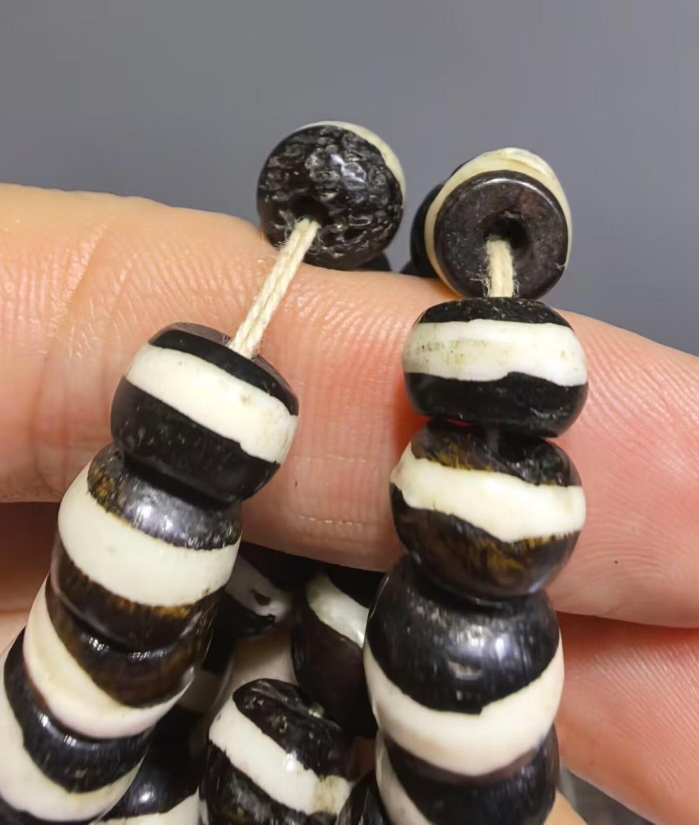 旧藏一线药师佛珠手串项链男女款，老掉牙，包浆浑厚，个别蜂窝状结构可见取药坑，风化纹等。尺寸:0.8cm*0.7cm