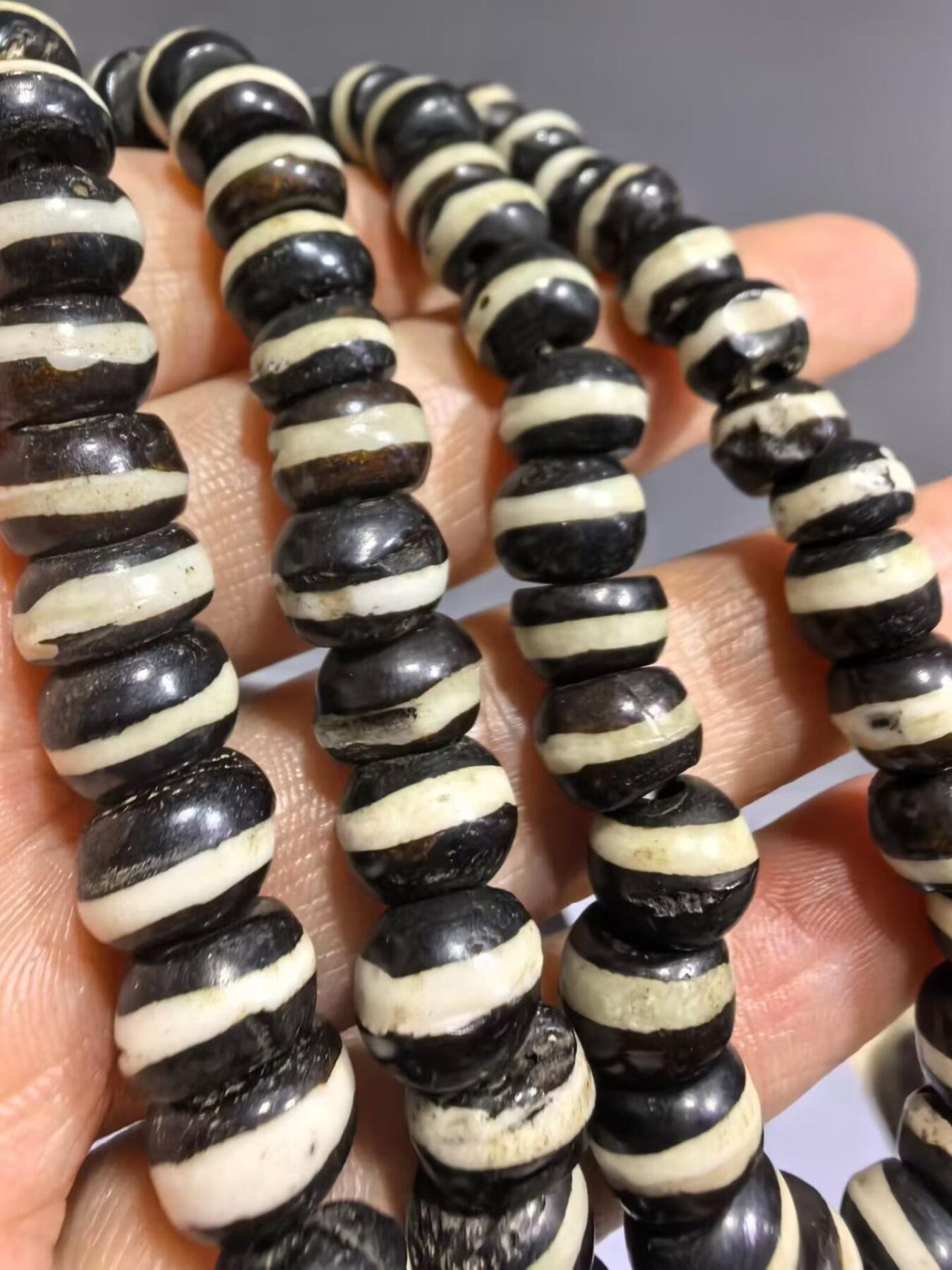 旧藏一线药师佛珠手串项链男女款，老掉牙，包浆浑厚，个别蜂窝状结构可见取药坑，风化纹等。尺寸:0.8cm*0.7cm