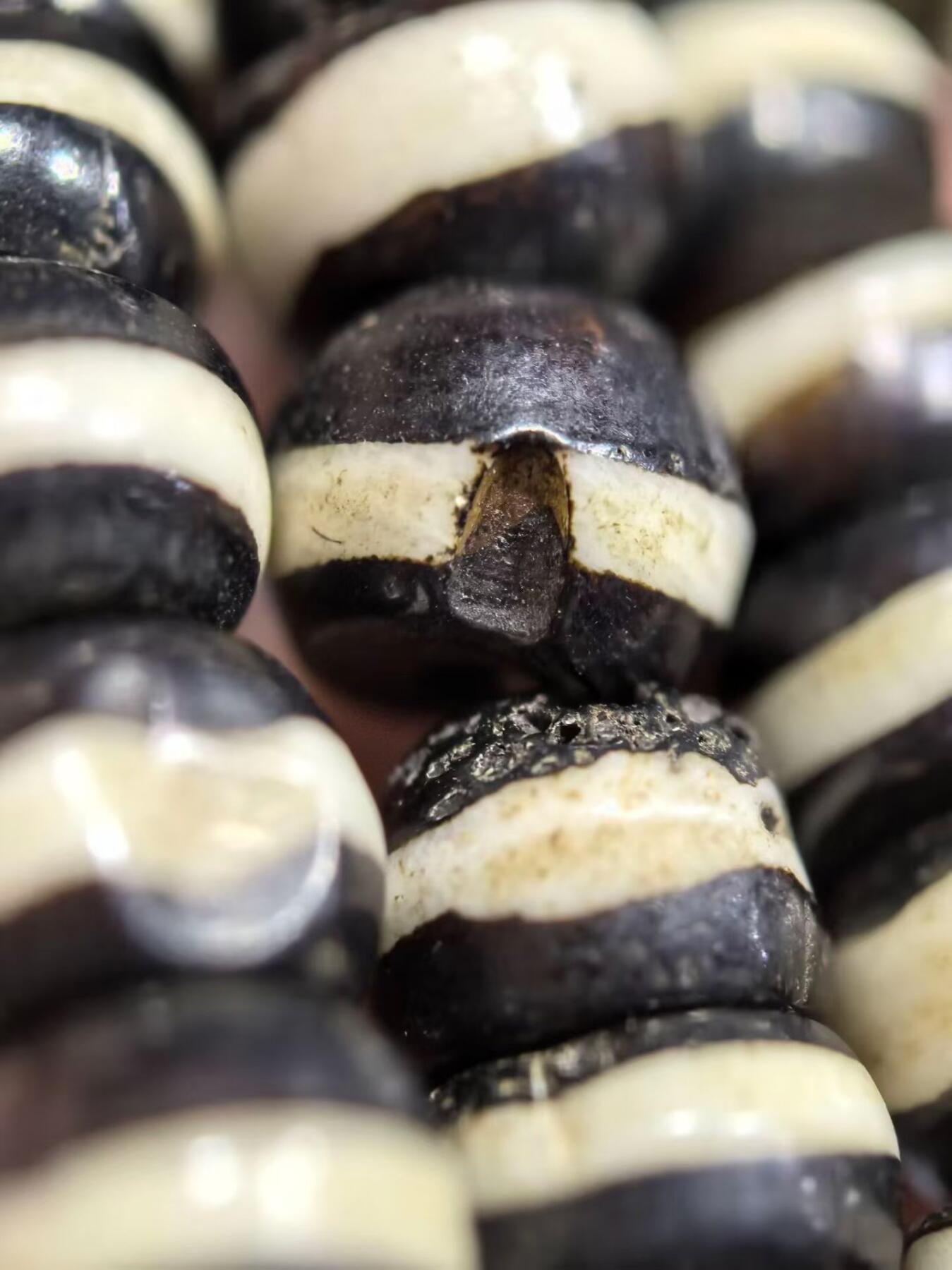 旧藏一线药师佛珠手串项链男女款，老掉牙，包浆浑厚，个别蜂窝状结构可见取药坑，风化纹等。尺寸:0.8cm*0.7cm