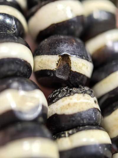 旧藏一线药师佛珠手串项链男女款，老掉牙，包浆浑厚，个别蜂窝状结构可见取药坑，风化纹等。尺寸:0.8cm*0.7cm