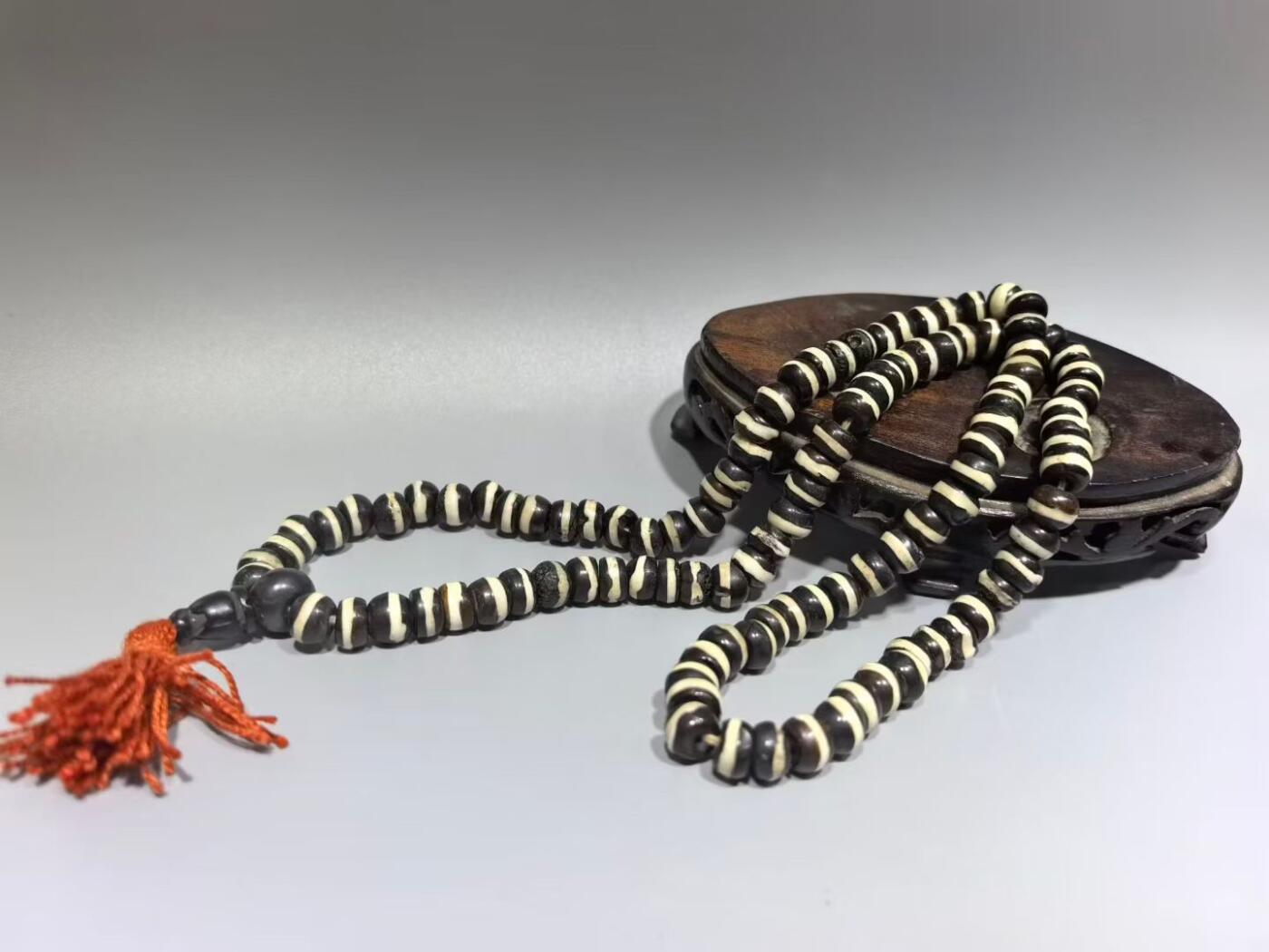 旧藏一线药师佛珠手串项链男女款，老掉牙，包浆浑厚，个别蜂窝状结构可见取药坑，风化纹等。尺寸:0.8cm*0.7cm